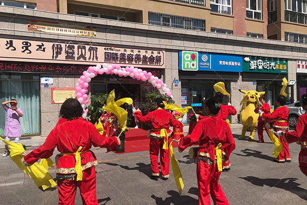 花季传媒APP网站免费进入新疆博乐店门庭若市，顾客排队办卡